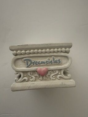 Vintage Dreamsicles White Ceramic figurine stand with Pink Heart. 1996/1997